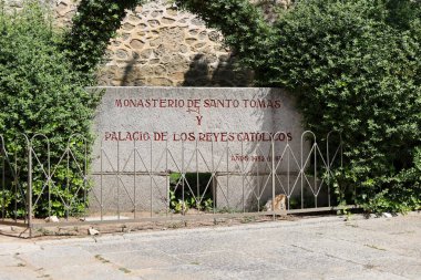 Avila, Castilla y Leon, İspanya - 18 Ağustos 2024: Avila 'daki St. Thomas Kraliyet Manastırına Giriş