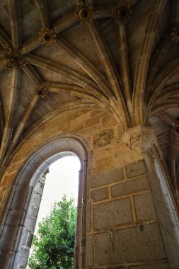 Avila, Castilla y Leon, İspanya - 18 Ağustos 2024: Avila 'daki St. Thomas Kraliyet Manastırı' ndaki Sessizlik Manastırı 'nın mimari detayları