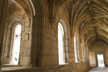 Avila, Castilla y Leon, İspanya - 18 Ağustos 2024: Avila 'daki St. Thomas Kraliyet Manastırı' ndaki Sessizlik Manastırı 'nın mimari detayları