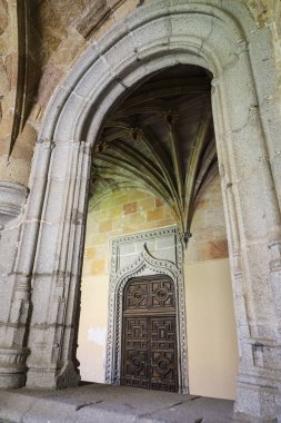 Avila, Castilla y Leon, İspanya - 18 Ağustos 2024: Avila 'daki St. Thomas Kraliyet Manastırı' ndaki Sessizlik Manastırı 'nın mimari detayları