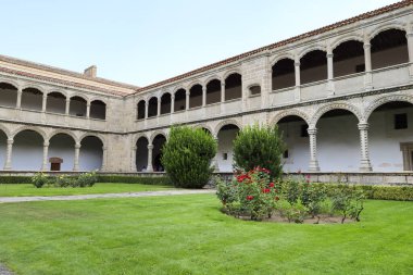 Avila, Castilla y Leon, İspanya - 18 Ağustos 2024: Avila 'daki St. Thomas Kraliyet Manastırı' nda Kral Manastırı