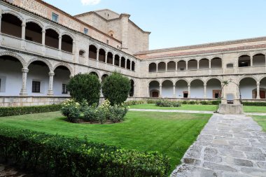Avila, Castilla y Leon, İspanya - 18 Ağustos 2024: Avila 'daki St. Thomas Kraliyet Manastırı' nda Kral Manastırı