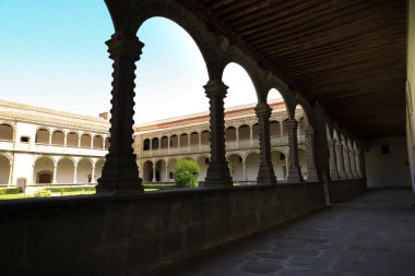 Avila, Castilla y Leon, İspanya - 18 Ağustos 2024: Avila 'daki St. Thomas Kraliyet Manastırı' nda Kral Manastırı