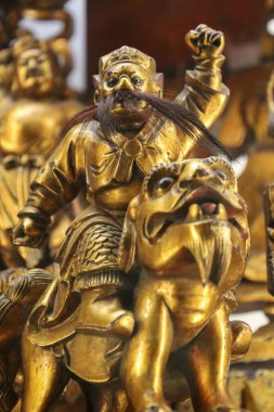 Avila, Castilla y Leon, İspanya - 18 Ağustos 2024: Avila 'daki St. Thomas Kraliyet Manastırı' ndaki Oriental Sanat Müzesi 'nde Çin yontulmuş ahşap figürler