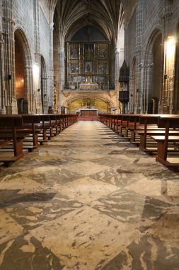 Avila, Castilla y Leon, İspanya - 18 Ağustos 2024: Avila 'daki St. Thomas Kraliyet Manastırı' nın iç ve sunağı