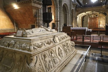 Avila, Castilla y Leon, İspanya - 18 Ağustos 2024: Avila kentindeki St. Thomas Kraliyet Manastırı 'nda Prens John' un mermer kabri
