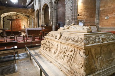 Avila, Castilla y Leon, İspanya - 18 Ağustos 2024: Avila kentindeki St. Thomas Kraliyet Manastırı 'nda Prens John' un mermer kabri