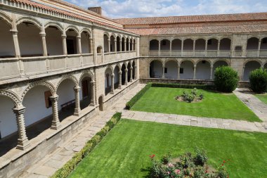 Avila, Castilla y Leon, İspanya - 18 Ağustos 2024: Avila 'daki St. Thomas Kraliyet Manastırı' nda Kral Manastırı