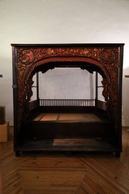 Avila, Castilla y Leon, İspanya - 18 Ağustos 2024: Avila 'daki St. Thomas Kraliyet Manastırı' ndaki Oriental Sanat Müzesi 'nde çin yatağı