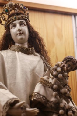 Avila, Castilla y Leon, İspanya - 18 Ağustos 2024: Avila 'daki St. Thomas Kraliyet Manastırı' ndaki Doğu Sanat Müzesi 'nde ahşap ve fildişinden yapılmış Virgen del Rosario figürü