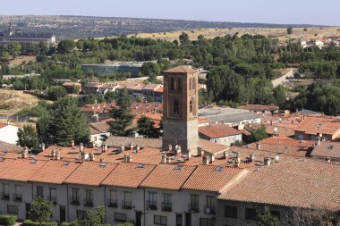 Avila, Castilla y Leon, İspanya - 18 Ağustos 2024: Avila şehrinde evlerle çevrili San Martin Kilisesi