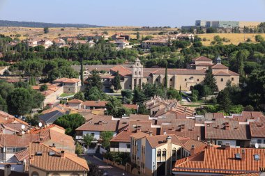 Avila, Castilla y Leon, İspanya - 18 Ağustos 2024: La Encarnacion Manastırı Avila şehrinde evlerle çevrili