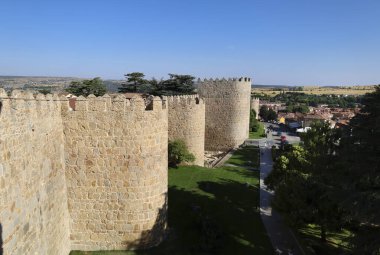 Avila, Castilla y Leon, İspanya - 17 Ağustos 2024: görkemli duvarlar ve Avila şehri manzarası