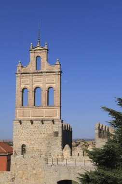 El Carmen 'in kapısı ve Avila şehrinin duvarları