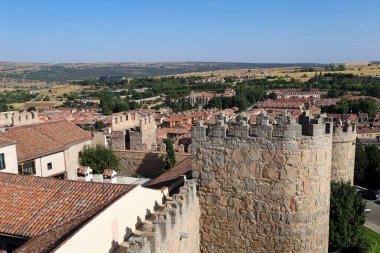 İspanya 'nın Avila şehrindeki görkemli duvarlar.