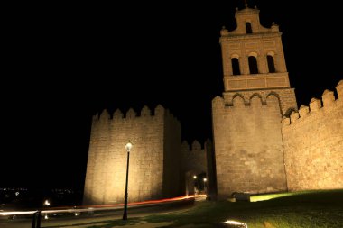 El Carmen 'in kapısı ve geceleri Avila şehrinin duvarları