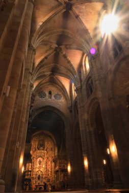 Avila, Castilla y Leon, İspanya... 18 Ağustos 2024: San Vicente Kilisesi Bazilikası, eski Avila şehrinde şehit kardeşler Aziz Vincent, Sabina ve Cristeta Kilisesi olarak da bilinir.