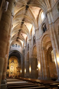 Avila, Castilla y Leon, İspanya... 18 Ağustos 2024: San Vicente Kilisesi Bazilikası, eski Avila şehrinde şehit kardeşler Aziz Vincent, Sabina ve Cristeta Kilisesi olarak da bilinir.