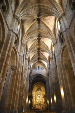 Avila, Castilla y Leon, İspanya... 18 Ağustos 2024: San Vicente Kilisesi Bazilikası, eski Avila şehrinde şehit kardeşler Aziz Vincent, Sabina ve Cristeta Kilisesi olarak da bilinir.