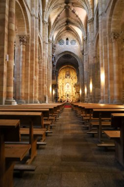 Avila, Castilla y Leon, İspanya... 18 Ağustos 2024: San Vicente Kilisesi Bazilikası, eski Avila şehrinde şehit kardeşler Aziz Vincent, Sabina ve Cristeta Kilisesi olarak da bilinir.