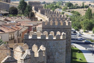 Avila, Castilla y Leon, İspanya - 17 Ağustos 2024: görkemli duvarlar ve Avila şehri manzarası