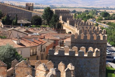 Avila, Castilla y Leon, İspanya - 17 Ağustos 2024: görkemli duvarlar ve Avila şehri manzarası
