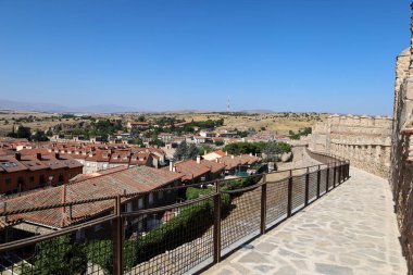 Avila, Castilla y Leon, İspanya - 17 Ağustos 2024: görkemli duvarlar ve Avila şehri manzarası