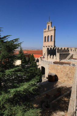 Avila, Castilla y Leon, İspanya... 18 Ağustos 2024 El Carmen 'in kapısı ve Avila şehrinin duvarları.