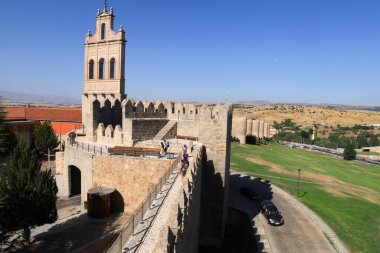 Avila, Castilla y Leon, İspanya... 18 Ağustos 2024 El Carmen 'in kapısı ve Avila şehrinin duvarları.