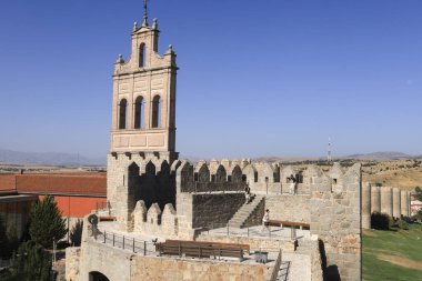 Avila, Castilla y Leon, İspanya... 18 Ağustos 2024 El Carmen 'in kapısı ve Avila şehrinin duvarları.