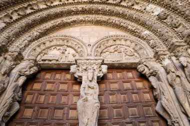 San Vicente Kilisesi 'nin mimari detayları. Eski Avila şehrinde şehit kardeşler Saint Vincent, Sabina ve Cristeta kilisesi olarak da bilinir.