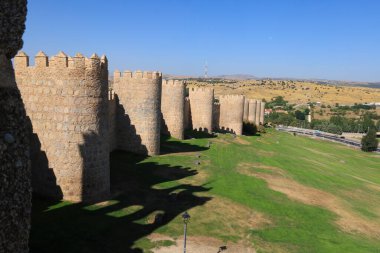 Güneşli bir günde Avila şehrinin görkemli duvarları