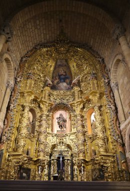 Avila, Castilla y Leon, İspanya... 18 Ağustos 2024: San Vicente Kilisesi Bazilikası 'nın ana mihrabı, eski Avila şehrinde şehit kardeşler Aziz Vincent, Sabina ve Cristeta kilisesi olarak da bilinir.