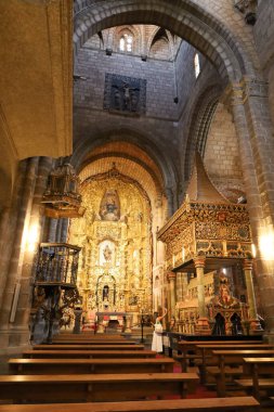 Avila, Castilla y Leon, İspanya... 18 Ağustos 2024: San Vicente Kilisesi Bazilikası, eski Avila şehrinde şehit kardeşler Aziz Vincent, Sabina ve Cristeta Kilisesi olarak da bilinir.