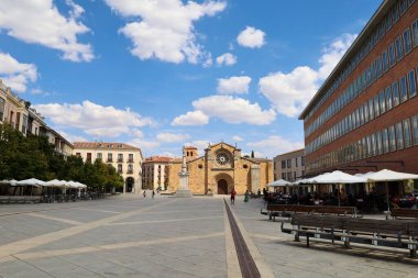 Avila, Castilla y Leon, İspanya - 17 Ağustos 2024: güneşli bir günde Santa Teresa Meydanı ve San Pedro Apostol Kilisesi