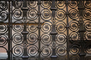 Avila, Castilla y Leon, İspanya - 18 Ağustos 2024: 18 Ağustos 2024 San Vicente Kilisesi 'nin demir parmaklık Bazilikası, eski Avila şehrinde şehit kardeşler Aziz Vincent, Sabina ve Cristeta kilisesi olarak da bilinir.