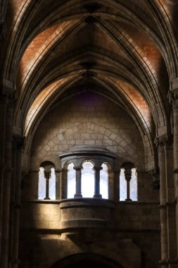 Avila, Castilla y Leon, İspanya... 18 Ağustos 2024: San Vicente Kilisesi Bazilikası, eski Avila şehrinde şehit kardeşler Aziz Vincent, Sabina ve Cristeta Kilisesi olarak da bilinir.