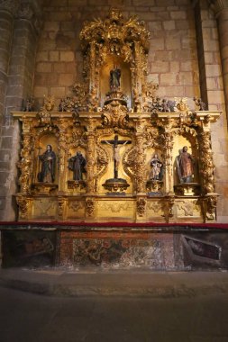 Avila, Castilla y Leon, İspanya - 18 Ağustos 2024: San Vicente Kilisesi 'nin sunağı, aynı zamanda şehit kardeşlerin kilisesi Saint Vincent, Sabina ve Cristeta olarak da bilinir.