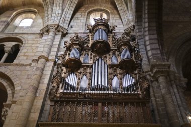 Avila, Castilla y Leon, İspanya - 18 Ağustos 2024: Avila şehrindeki Saint Vincent kilisesinde güzel bir boru orgu