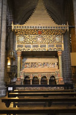 Avila, Castilla y Leon, İspanya - 18 Ağustos 2024: San Vicente Kilisesi Bazilikası 'nda Cenotaph, eski Avila şehrinde şehit kardeşlerin kilisesi Saint Vincent, Sabina ve Cristeta olarak da bilinir.