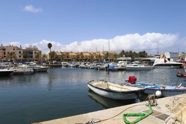 Cabo de Palos, Cartagena, Murcia topluluğu, İspanya... 16 Eylül 2024: Güneşli bir bahar gününde Cabo de Palos rıhtımına demir atmış küçük tekneler