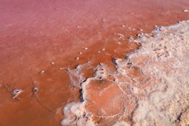 Santa Pola kasabası Alicante, İspanya 'nın doğal parkındaki Pembe Saltworks gölünün güzel dokusu