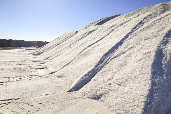 Santa Pola 'nın doğal parkındaki tuz dağları, Alicante, İspanya