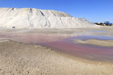 Santa Pola, Alicante, İspanya - 20 Ekim 2024: Santa Pola, İspanya 'nın Alicante kentinin doğal parkındaki güzel Saltworks manzarası