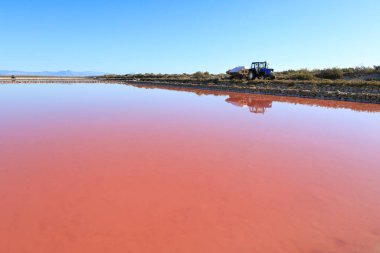 Santa Pola kasabası Alicante, İspanya 'nın doğal parkındaki Pembe Saltworks gölünün güzel dokusu