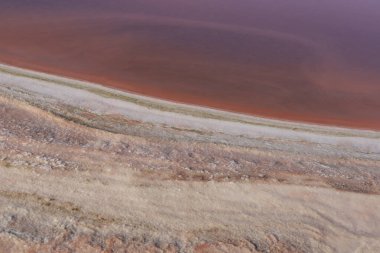 Santa Pola kasabası Alicante, İspanya 'nın doğal parkındaki Pembe Saltworks gölünün güzel dokusu