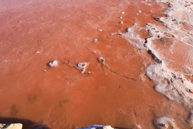 Santa Pola kasabası Alicante, İspanya 'nın doğal parkındaki Pembe Saltworks gölünün güzel dokusu