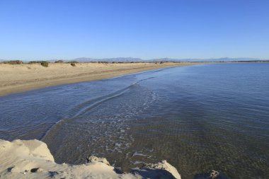 Santa Pola şehrinde güneşli bir günde La Gola plajı, Alicante, İspanya