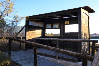 Santa Pola, İspanya - 18 Ekim 2024: Güneşli bir sonbahar gününde Santa Pola Saltworks Tercüme Merkezi
