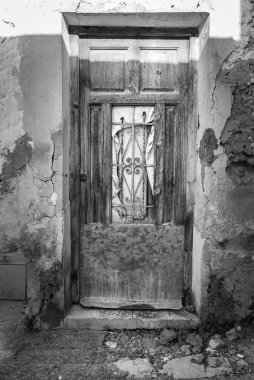 İspanya 'da kırık ahşap kapılı terk edilmiş bir ev.